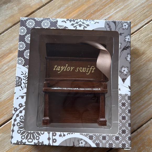 Lot of 8 official Taylor Swift ornaments - Picture 3 of 9